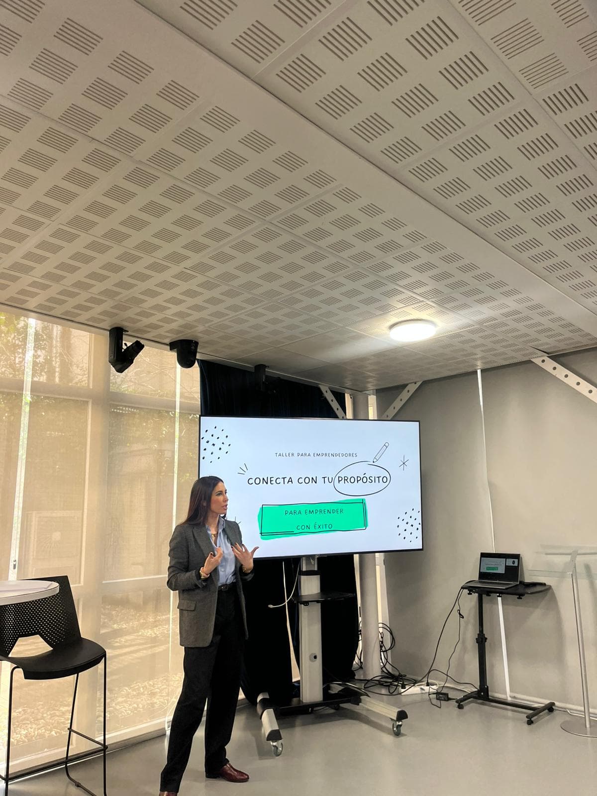 Carmen López Cabezón facilitando un taller para emprendedores